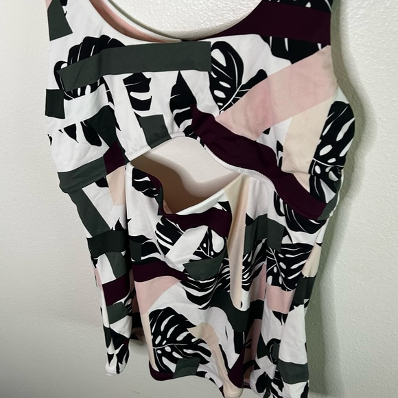 Athleta geo abstract print cutout back tankini top - Picture 4 of 6